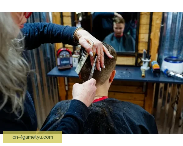 蓄发哥未暴富剪发捐赠头发行善